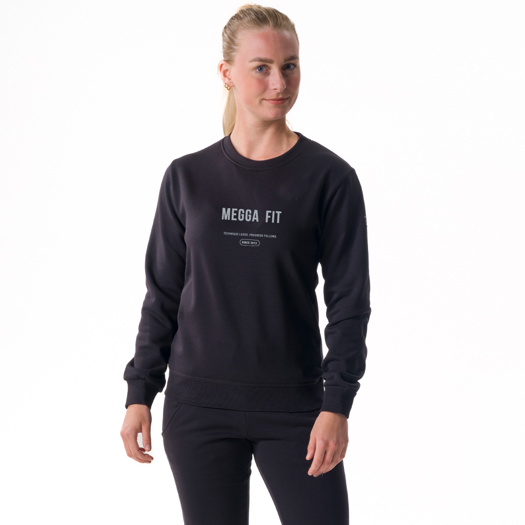laura_black_front_coach